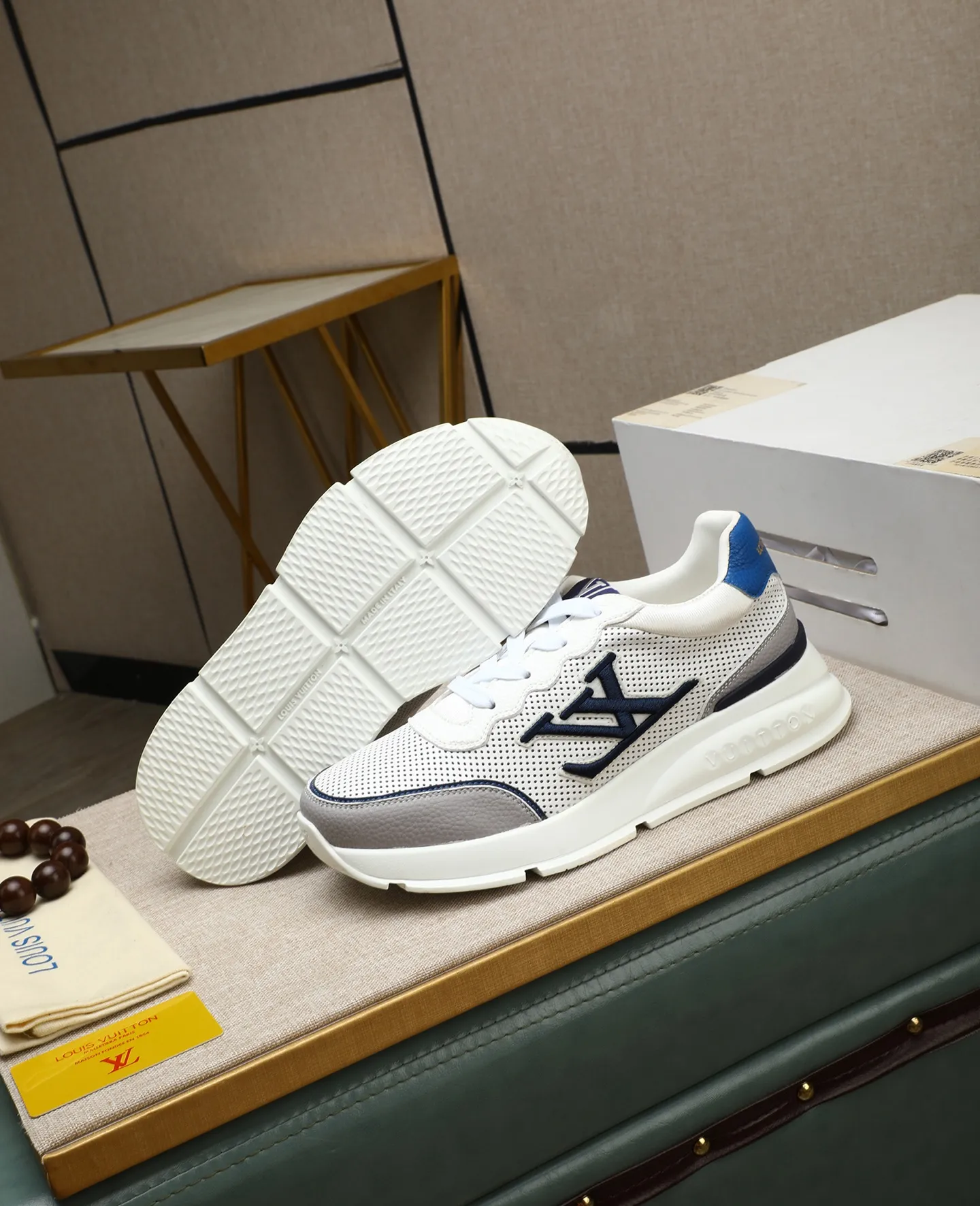 Men's shoes 💰460 📛📛【LOUIS VUITTON】Louis Vuitton official website synchronized new products 👟Milan fashion catwalk style 🇰🇾🇰🇾LV family logo, celebrity style, a must-have for fashionistas ⚠️First-layer calfskin ➕Genuine leather lining ➕Official website original version special outsole 👞Number 38-44